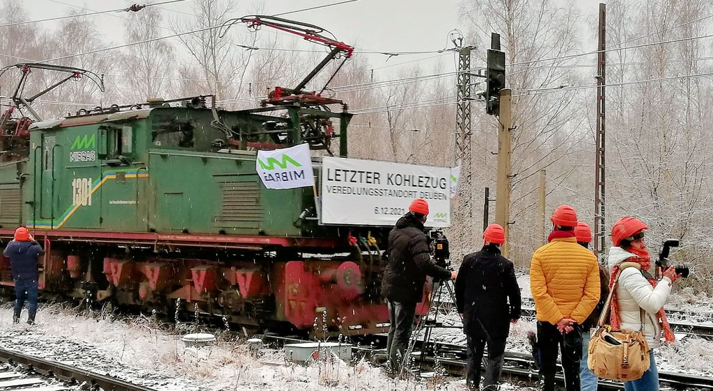 Anfang Dezember fuhr der letzte Kohlezug vom Tagebau Profen zum Kraftwerk nach Deuben. Dieser Moment soll unter anderem in einem Dokumentarfilm für die Ewigkeit festgehalten werden, der derzeit produziert wird.