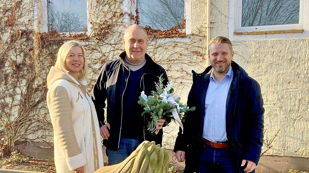 Isabel Jaekel (links) und Bürgermeister Sven Hause (rechts) bei der Verabschiedung von Reiner Tischler in den Ruhestand.
