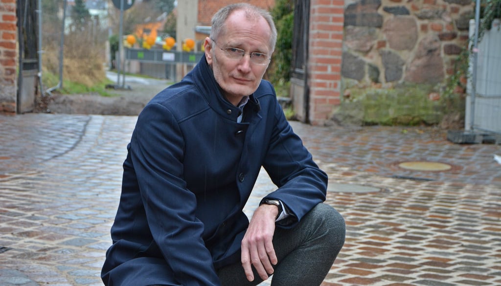 Andreas Dittmann schwärmt von dem eingebrachten Pflaster im Kleinen Klosterhof, wo in Kürze die Arbeiten abgeschlossen werden. Im Hintergrund der Gartenweg. Hier wird demnächst gebaut.