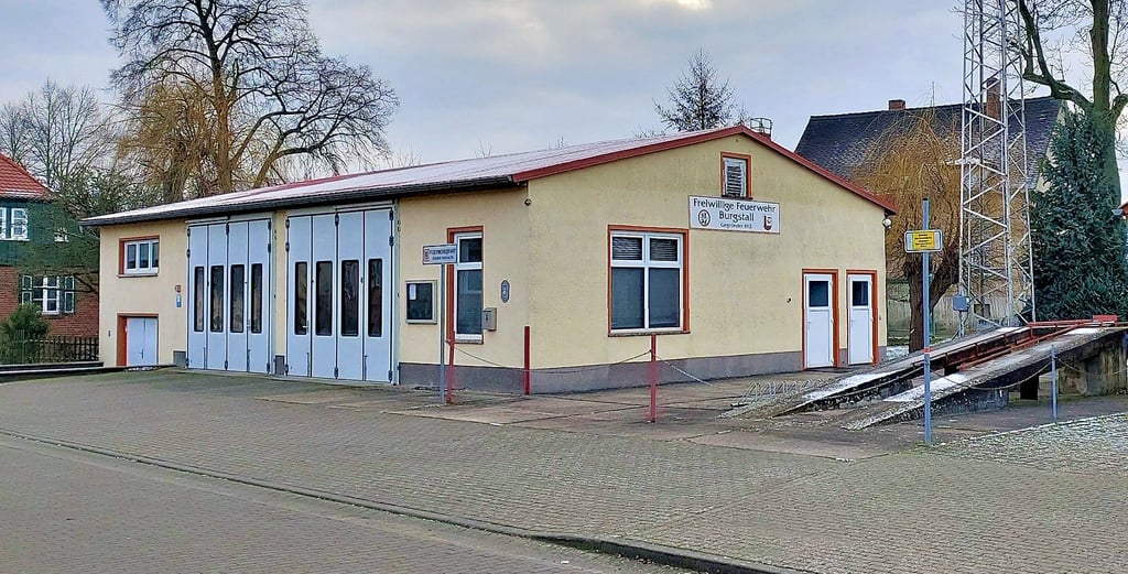 Für die moderne Fahrzeugtechnik der Feuerwehr ist das Haus in Burgstall zu klein. Keine 100 Meter entfernt soll daher ein neues Gerätehaus gebaut werden.