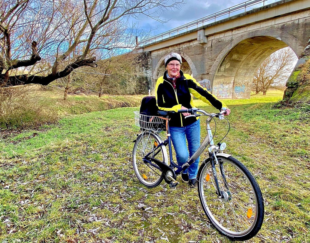Marion Schubert aus Baalberge freut sich über die Umverlegung des Europaradweges nach Kleinwirschleben, der dann nicht mehr an der Kreisstraße, sondern parallel zu Bahndamm und Fuhne entlang führt.