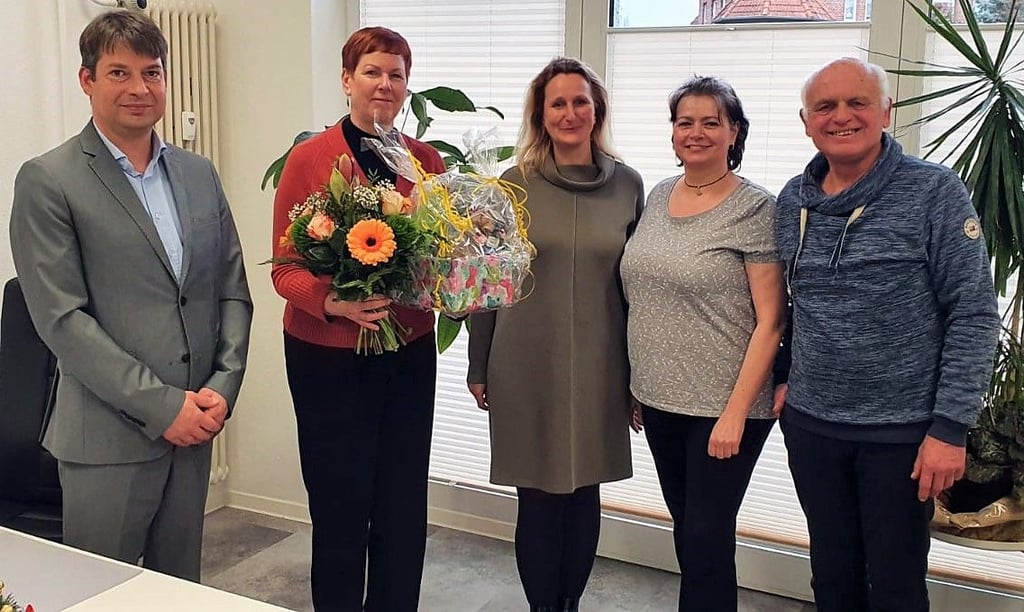 MVZ-Geschäftsführer Dennis Voigt bei der Übergabe (v. l.): Dr. Petra Zacke, Neurologin Cornelia Bessert, die medizinische Fachangestellte Kerstin Keil und Psychiater Dr. Jürgen Dapprich.