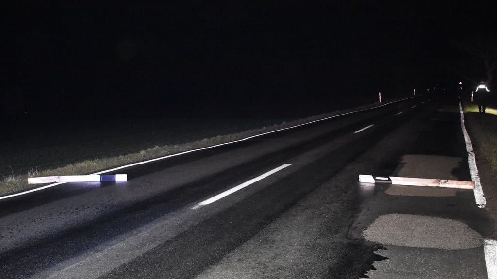 Bisher unbekannte Täter sorgten am Dienstag (4. Januar) für eine gefährliche Situation bei Wischer im Landkreis Stendal. Auf drei Kreisstraßen in der Region zogen sie Leitpfosten heraus und legten sie auf die Fahrbahn.