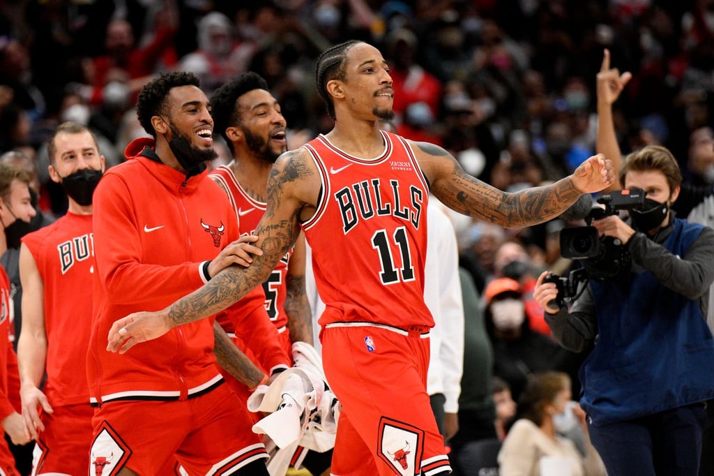 Chicago Bulls-Forward DeMar DeRozan (vorne) feiert seinen Siegtreffer.