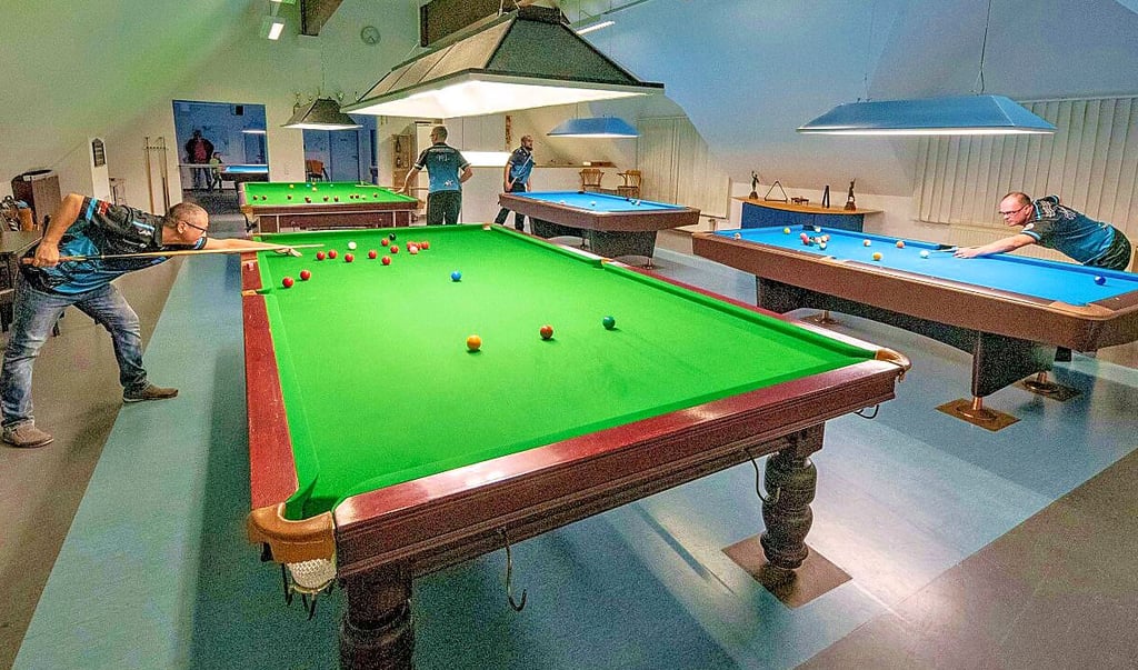 Je zwei Tische für Poolbillard und Snooker im neuen Heim vom 1. PBC Dessau