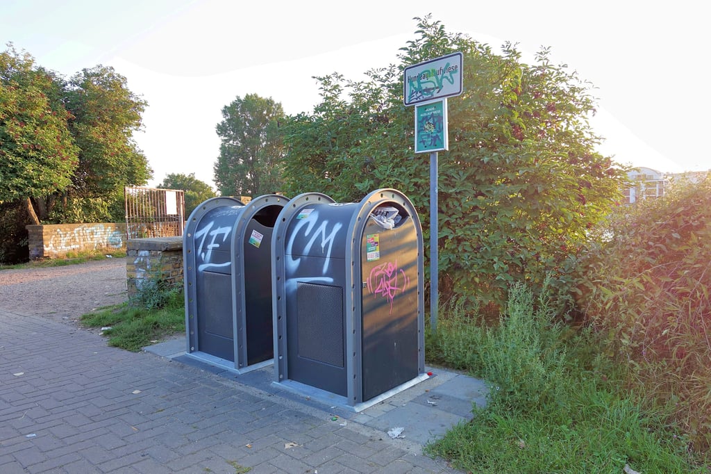 Aufnahme aus dem September: Gerade frisch installiert, waren die „Müllgaragen" schon wieder beschmiert.