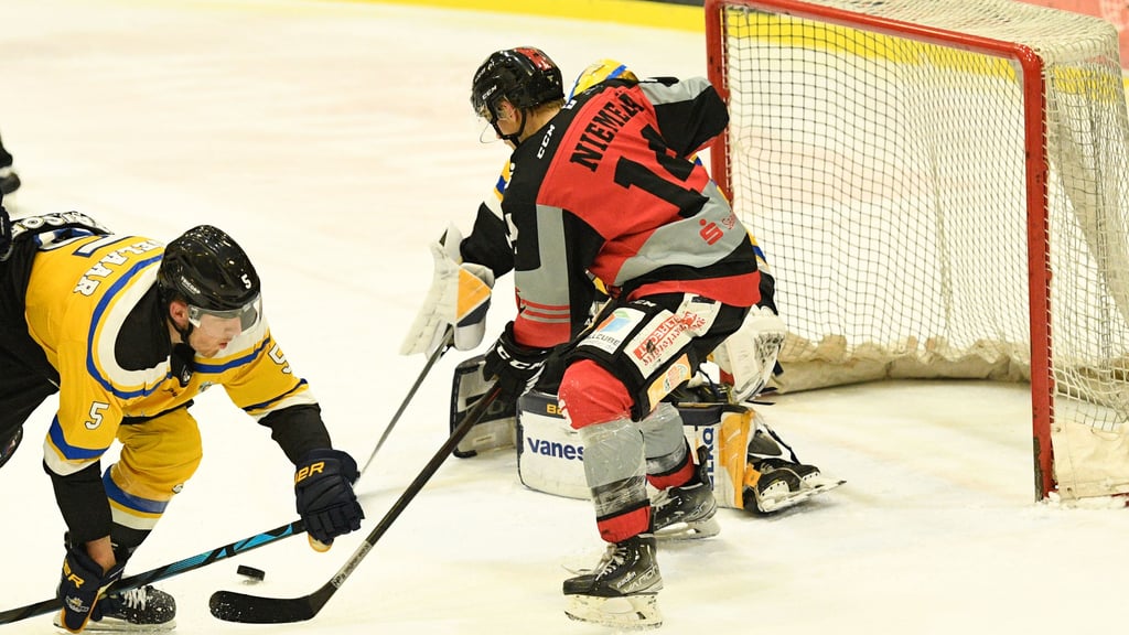 Auch Joonas Niemelä, hier im Heimspiel gegen Tilburg am Puck, traf am Dienstag beim Sieg der Saale Bulls in den Niederlanden.