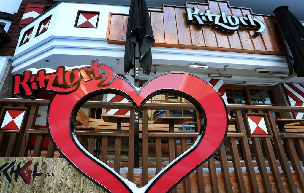 Die Apres-Ski-Bar „Kitzloch“ in Ischgl gilt als einer der Ausgangspunkte für die Verbreitung von Corona in Europa. Nun wurde schon wieder ein Corona-Fall unter den Mitarbeitern bekannt.