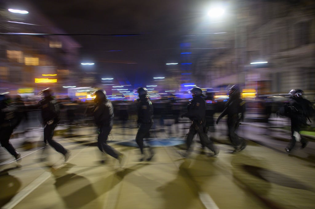 Polizisten begleiten in Magdeburg eine Demonstration gegen die vom Land Sachsen-Anhalt verhängten Maßnahmen zur Eindämmung des Coronavirus. Auch für komenden Sonnabend wurden Aktionen angemeldet.