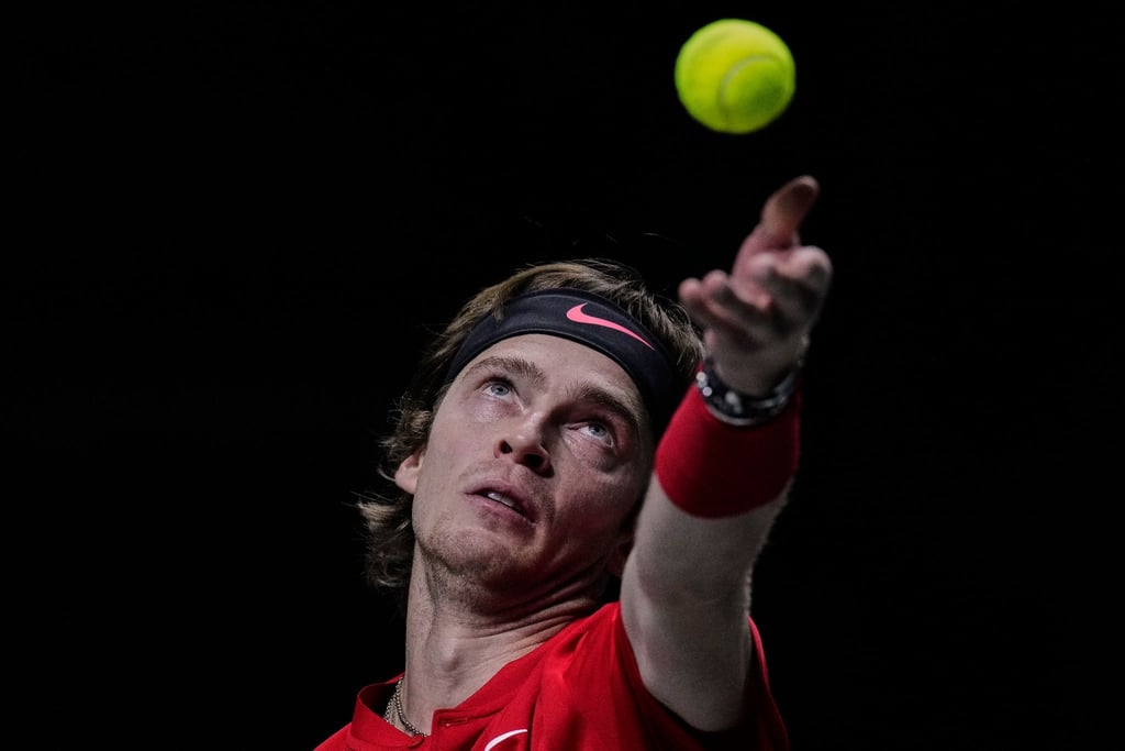 Der russische Tennisprofi ist positiv auf das Coronavirus getestet worden.