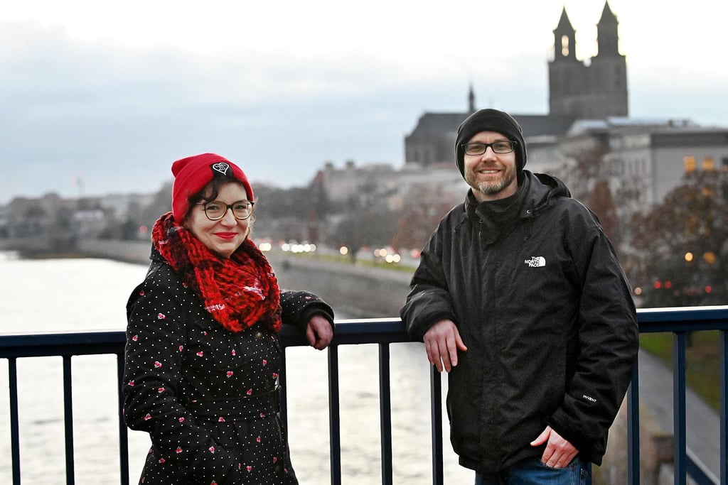 Nadja Lösch und René Hempel, die Doppelspitze der Fraktion Die Linke im Stadtrat von Magdeburg, treffen für den Hintergrund ihres Jahresendporträts eine ganz klassische Wahl – das Altstadtpanorama mit Elbe und Dom.