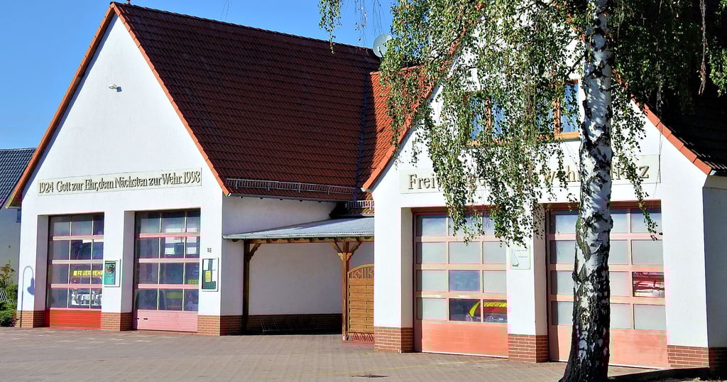 Das 1958 errichtete Gerätehaus in Klietz wurde 1998 erweitert, der Verbindungsbau hinter dem Turm und die linke Fahrzeughalle entstanden damals neu. Über der rechten Fahrzeughalle befindet sich der Versammlungsraum. Die Treppe dort hinauf ist schon sehr marode.