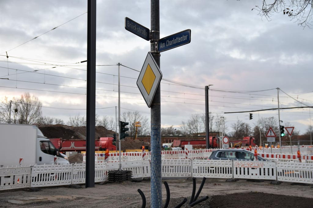 Über eine provisorische Durchfahrt kann die Brückstraße in Magdbeburg aktuell passiert werden. Nebenan wird gebaut.