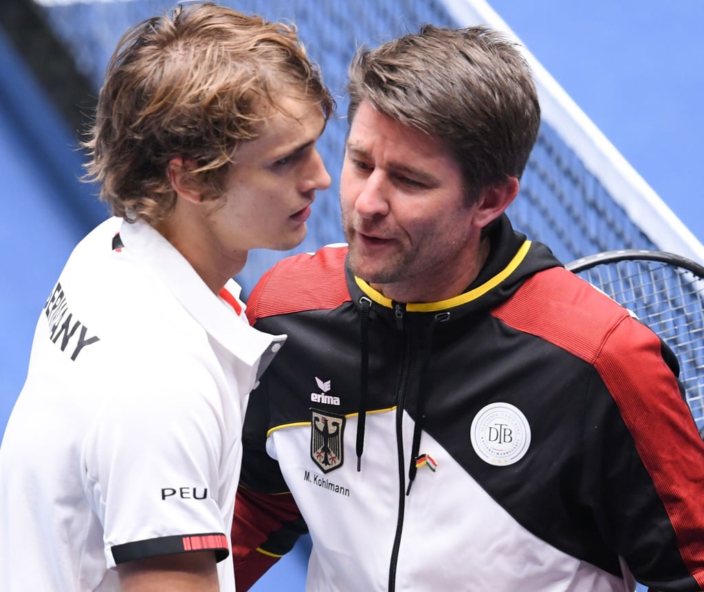 Deutschlands Teamkapitän Michael Kohlmann (r) im Gespräch mit Alexander Zverev.