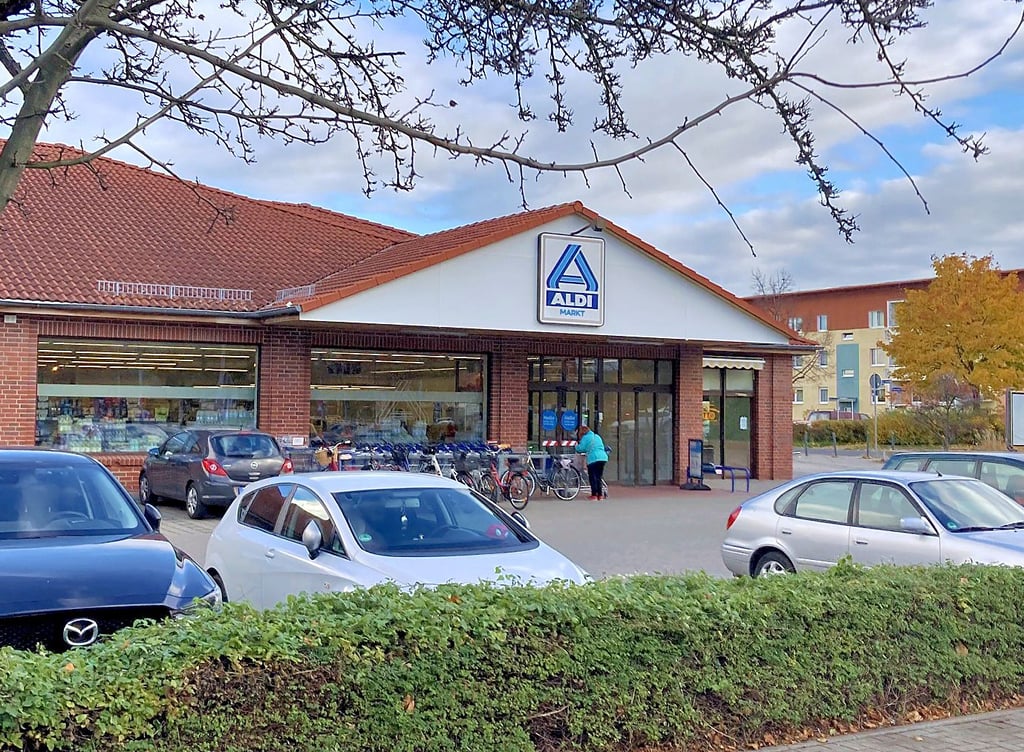 Die Filiale des Discounters Aldi soll im Olvenstedter Nahversorgerzentrum durch einen größeren Markt ersetzt werden.