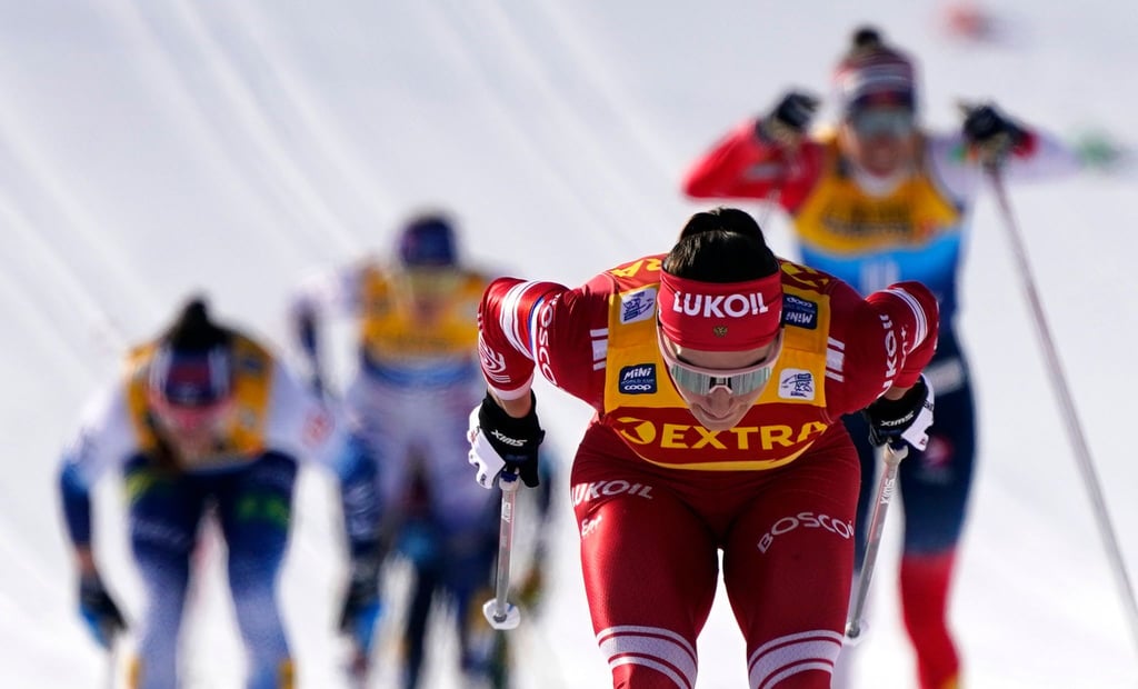 Natalja Neprjajewa (2.v.r) siegte in Val di Fiemme.