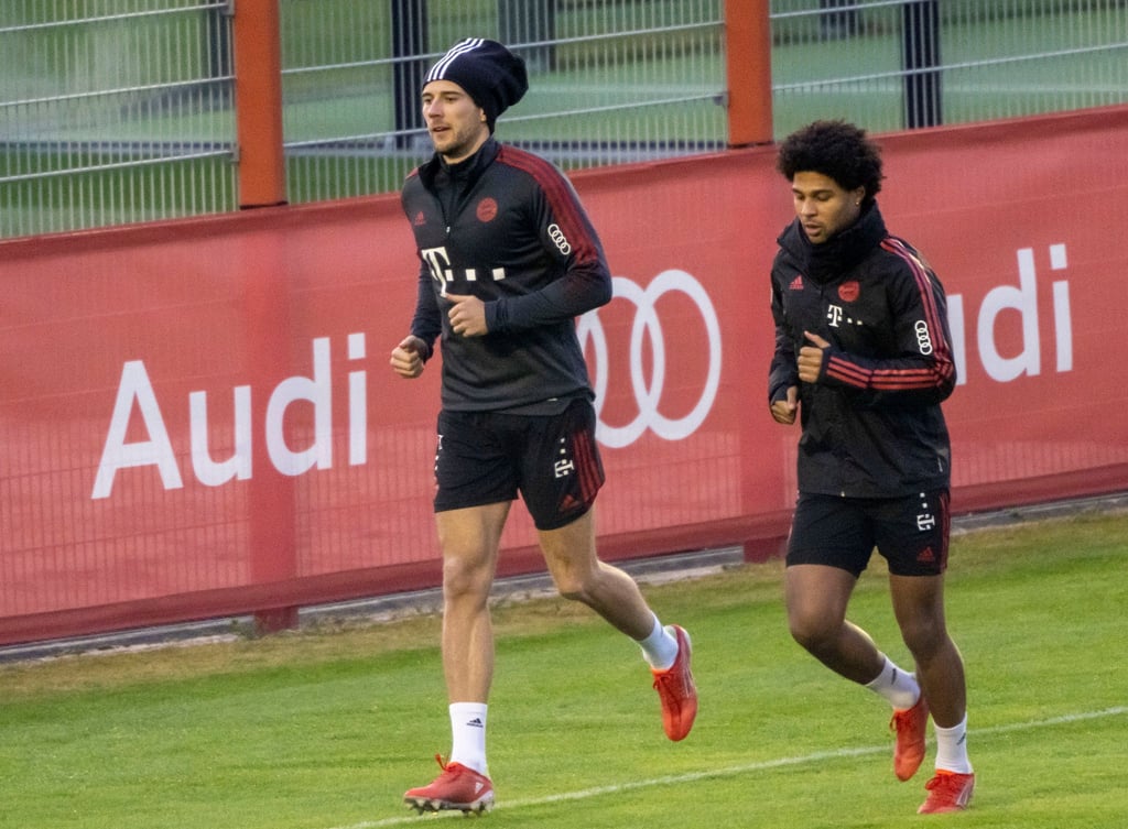 Leon Goretzka (l) und Serge Gnabry haben mit dem FC Bayern wieder das Training aufgenommen.