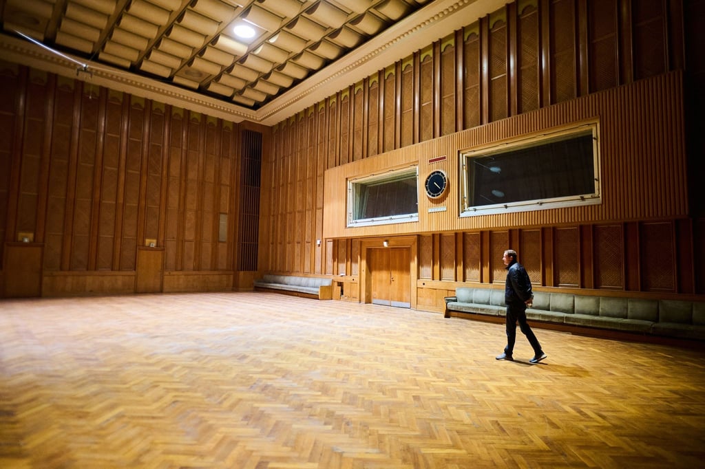 Christian Block geht durch den Sendesaal 2 im ehemaligen Sendehaus des DDR-Rundfunks.