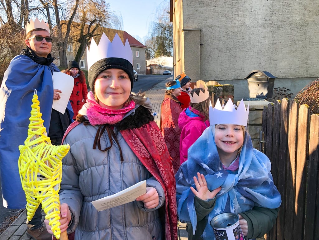 Die Sternsinger sind in Krumpa unterwegs. Auch Laura (l.) und Hannah helfen, Spenden zu sammeln.