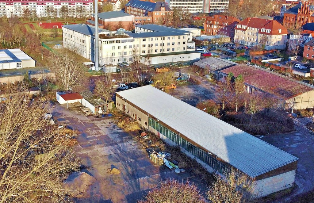 Die Polizei (Hintergrund) möchte gerne auf dem Gelände des Bauhofs (Vordergrund) am Uchtewall in Stendal einen Neubau errichten. Die Gebäude auf dem Bauhof-Grundstück werden in jedem Fall abgerissen.