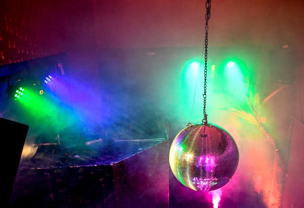 Anders als in Bremen dürfen in Berlin die Clubs weiter öffnen - allerdings bleibt das Tanzen untersagt.