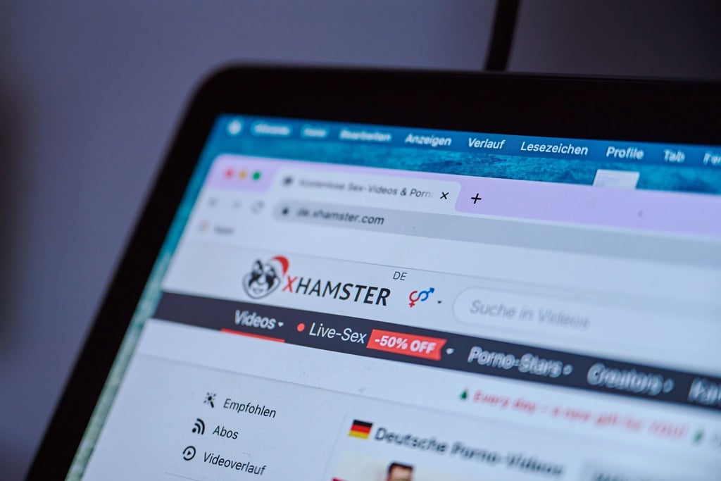 Dem reichweitenstarken Pornoportal xHamster droht eine Netzsperre wegen Missachtung des Kinder- und Jugendschutzes.