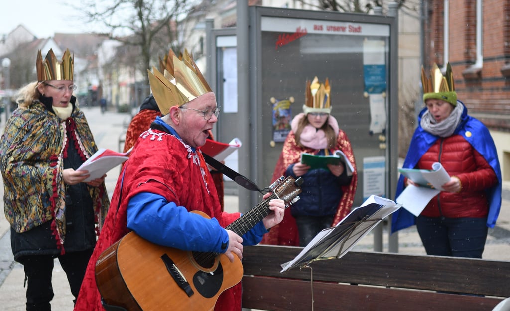 Sternsinger stehen am 07.01.2022 vor dem Rathaus in Wolmirstedt