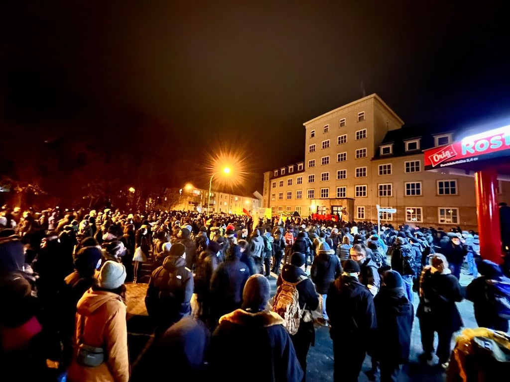 Abschlusskundgebung am Polizeirevier in Dessau