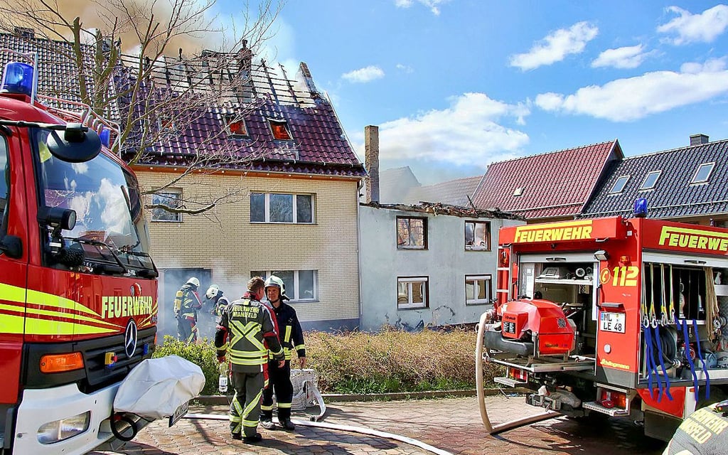 43 Einsatzkräfte waren beim Dachstuhlbrand in Mansfeld im Einsatz, sechs Menschen verloren ihr ganzes Hab und Gut.
