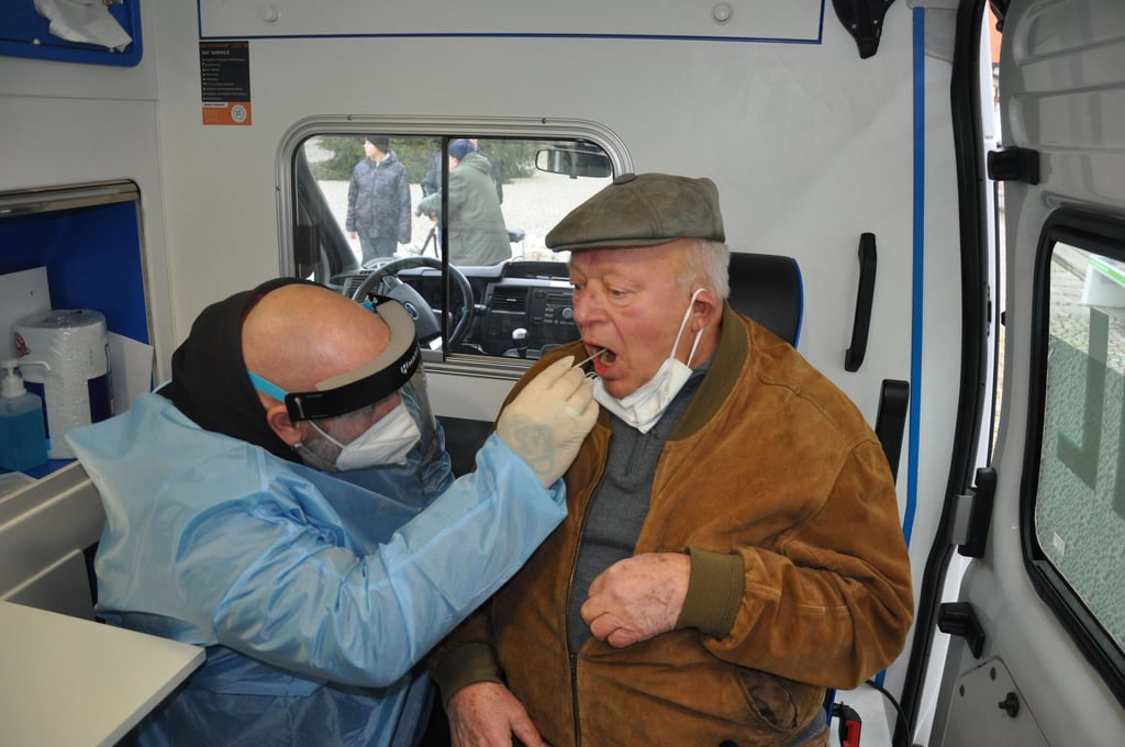 Der 83-jährige Peter Linke aus Egeln nutzte gestern die Möglichkeit, sich auf dem Marktplatz auf das Corona-Virus testen zu lassen.