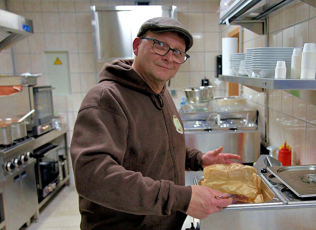 Frank Bethkes Spezialität ist Kasseler mit deftigem Sauerkraut. Das Kochen brachte sich der Berliner selbst bei.