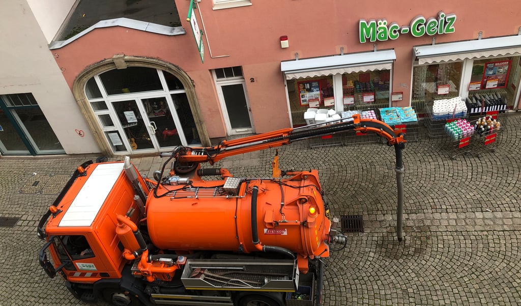 Der SSBZ - die Stadtreinigungs- und Servicebetrieb Zeitz GmbH - ist in vielen Bereichen für die Stadt Zeitz tätig. Hier werden Einläufe in der Innenstadt gereinigt.