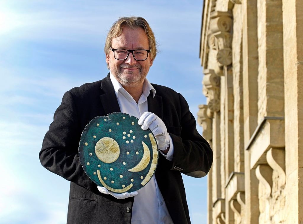 useumsdirektor Harald Meller mit der Himmelsscheibe von Nebra. Im Herbst kehrt sie aus England zurück.