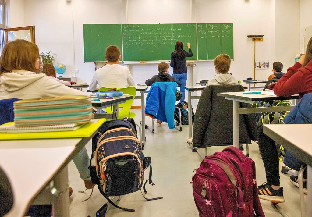 Der Unterricht an den Schulen im Land Sachsen-Anhalt findet ab dem 10. Januar trotz der Omikron-Variante im Präsenzunterricht statt. Es wird weiterhin täglich getestet. Auch das Tragen eines Mundschutzes bleibt bestehen.