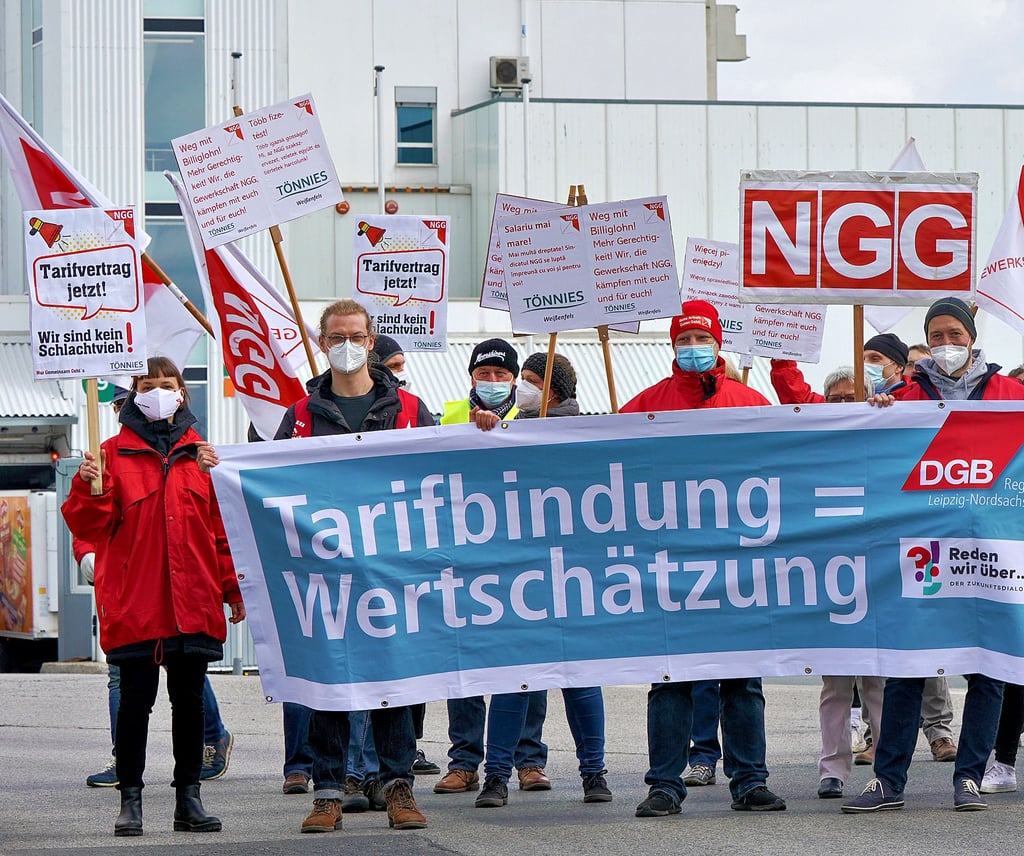 Mitarbeitende in der Gastronomie sowie in Fleischereien und Bäckereien würden laut der NGG besonders von einem höheren Mindestlohn profitieren. Hier demonstrieren Gewerkschaftsmitglieder im April in Weißenfels.
