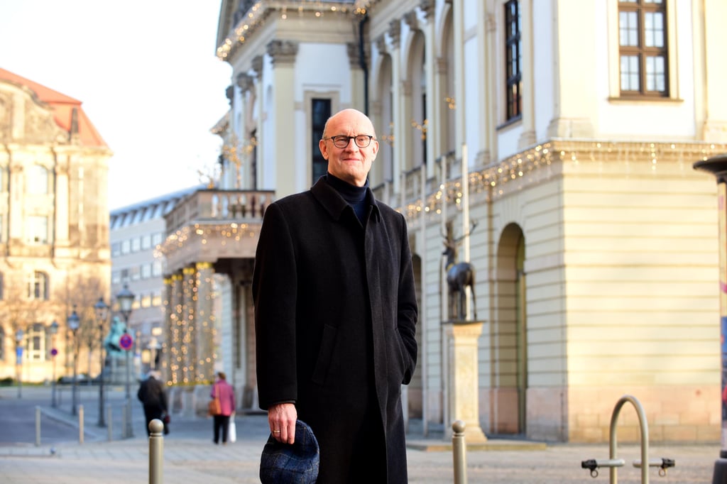 Frank Pasemann, 2020 aus der AfD ausgeschlossen, führt als Parteiloser die AfD-Ratsfraktion in Magdeburg an. Fürs Jahresendporträt posiert er vor dem Rathaus. Pasemann bewirbt sich als Kandidat der AfD zur Oberbürgermeisterwahl 2022 um den ersten Platz im Hause.