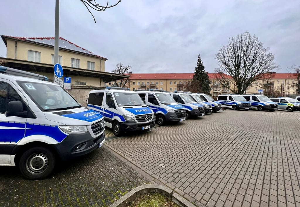 Die Polizei zeigt Präsenz am Dessauer Hauptbahnhof