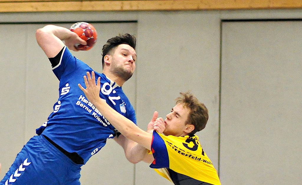 Kevin Reiske (am Ball) und seine Mitspieler der TSG Calbe werden noch nicht wieder aktiv sein. Das Derby gegen Schönebeck wurde „geparkt“.