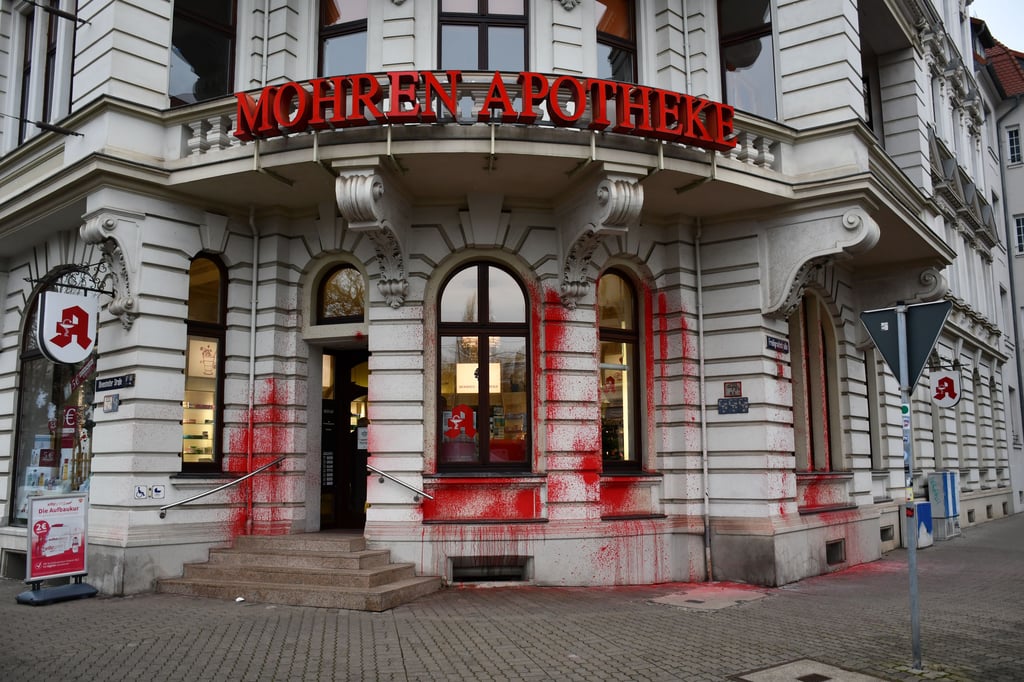 Die Mohren-Apotheke in Magdeburg-Stadtfeld war Ziel einer Farbattacke.