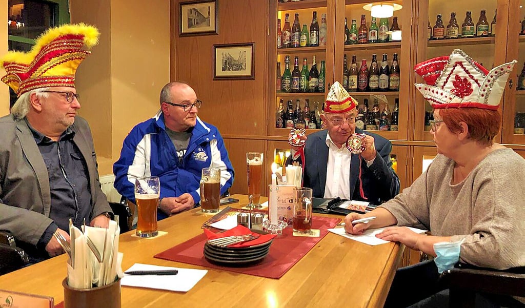 Rene Kranhold (Große KG Gelb/Rot), Ingo Schmidt (Roßlauer Karneval Club), Rolf Rätzer (Waldeser Carneval Club Dessau) und Birgitt Gaida (Mitteldeutscher Carneval Club Dessau) (v. l.) haben am Mittwoch im Brauhaus gemeinsam alle Saalveranstaltungen abgesagt.