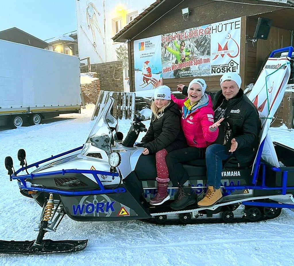 Melanie Müller fährt mit NeundorferSilvio Feldmann und Tochter Mandy in Oberwiesenthal Schlitten.