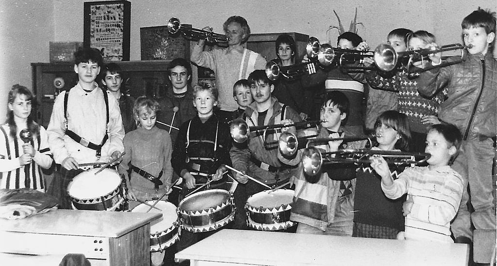 Nachwuchsausbildung für den Fanfarenzug unter Leitung von Heinz Rudel (hinten) in den 80er Jahren.