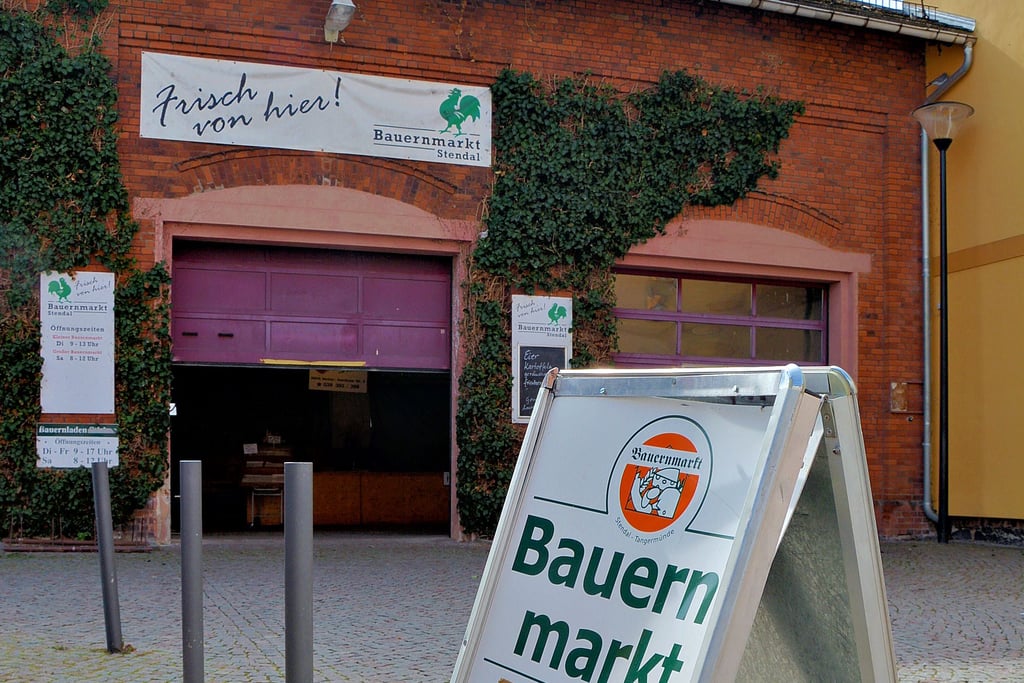 An der Bruchstraße liegt der Haupteingang zum Stendaler Bauernmarkt, sonnabends wird auch der Vorplatz von einigen Händlern genutzt. Bis zum Jahr 1997 war die Halle von der Stendaler Feuerwehr für deren Fahrzeuge genutzt worden.