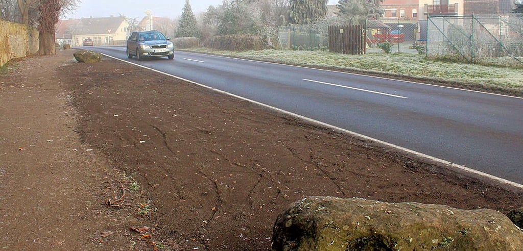 Ausreichend Platz für drei „Elterntaxis“ hat die Gemeinde Erxleben an der Uhrsleber Straße geschaffen.