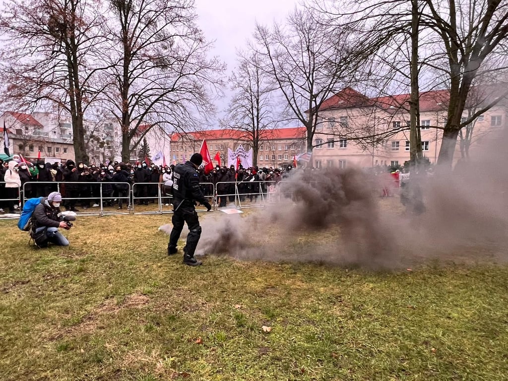 Ein Rauchtopf wurde vor der Staansanwaltschaft gezündet.