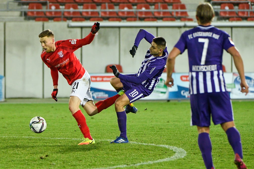 Fabian Menig (l.) ist in dieser Saison noch ohne Pflichtspieleinsatz.