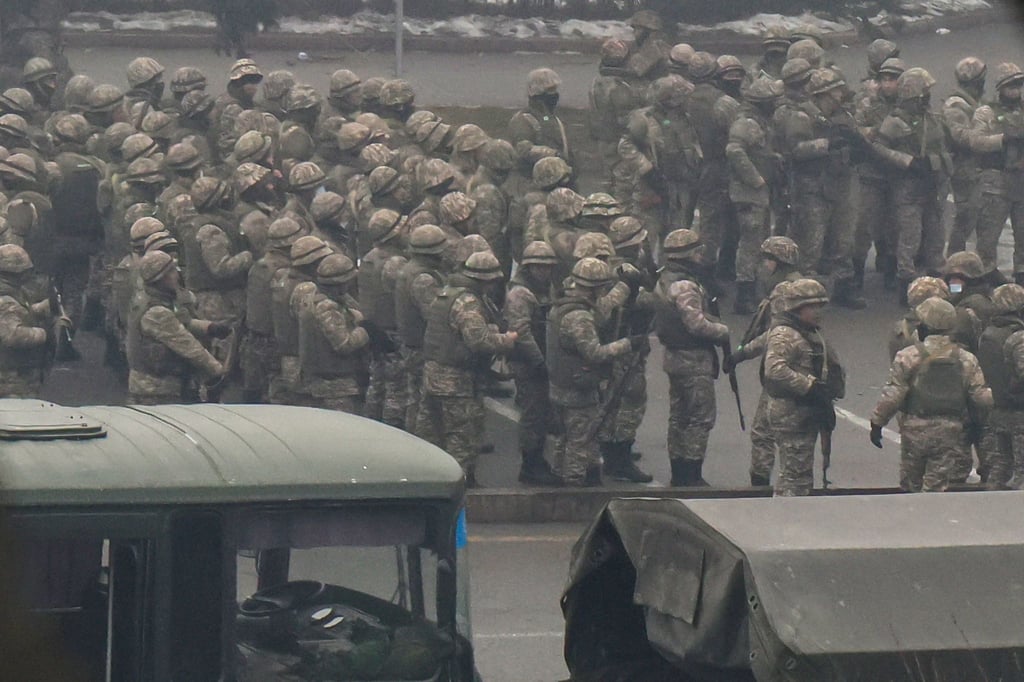 Kasachische Soldaten sind wegen der Unruhen in gepanzerten Mannschaftswagen angerückt.