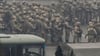 Kasachische Soldaten sind wegen der Unruhen in gepanzerten Mannschaftswagen angerückt.