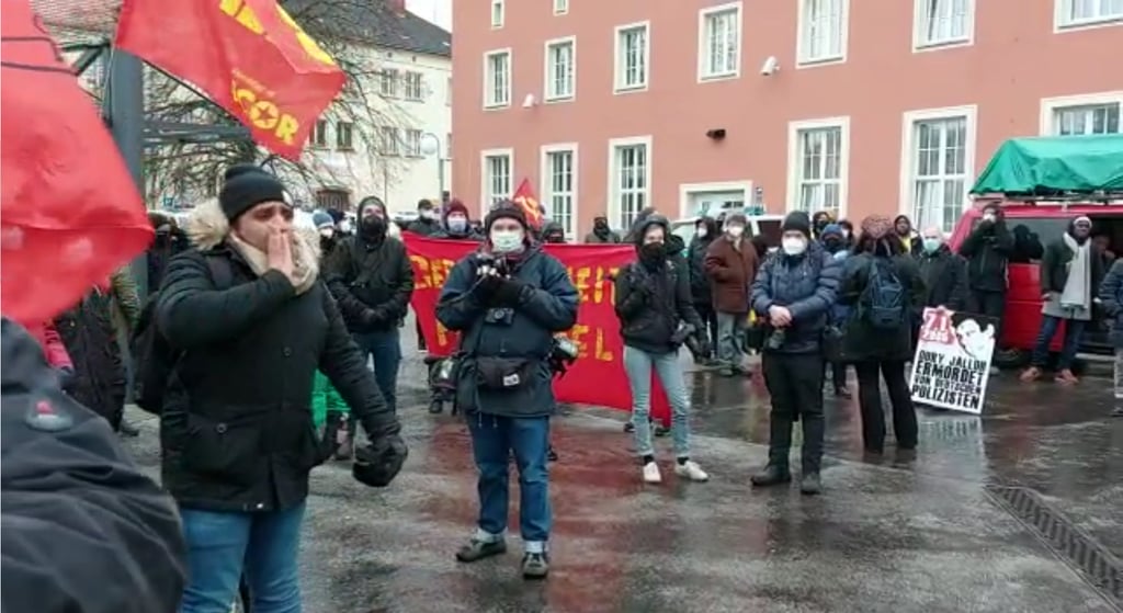 Erste Rufe halle durch die Demo