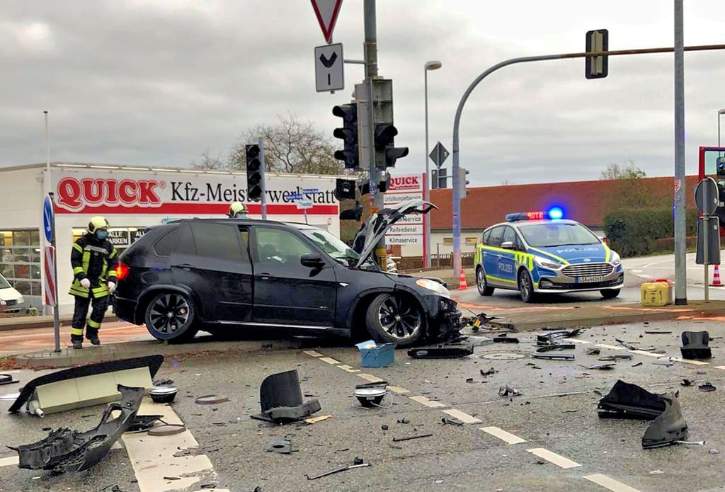 Bestgeklickt im gesamten Landkreis: Verfolgungsjagd eines 17-Jährigen von Halle nach Eisleben endet an einer Eisleber Ampel.